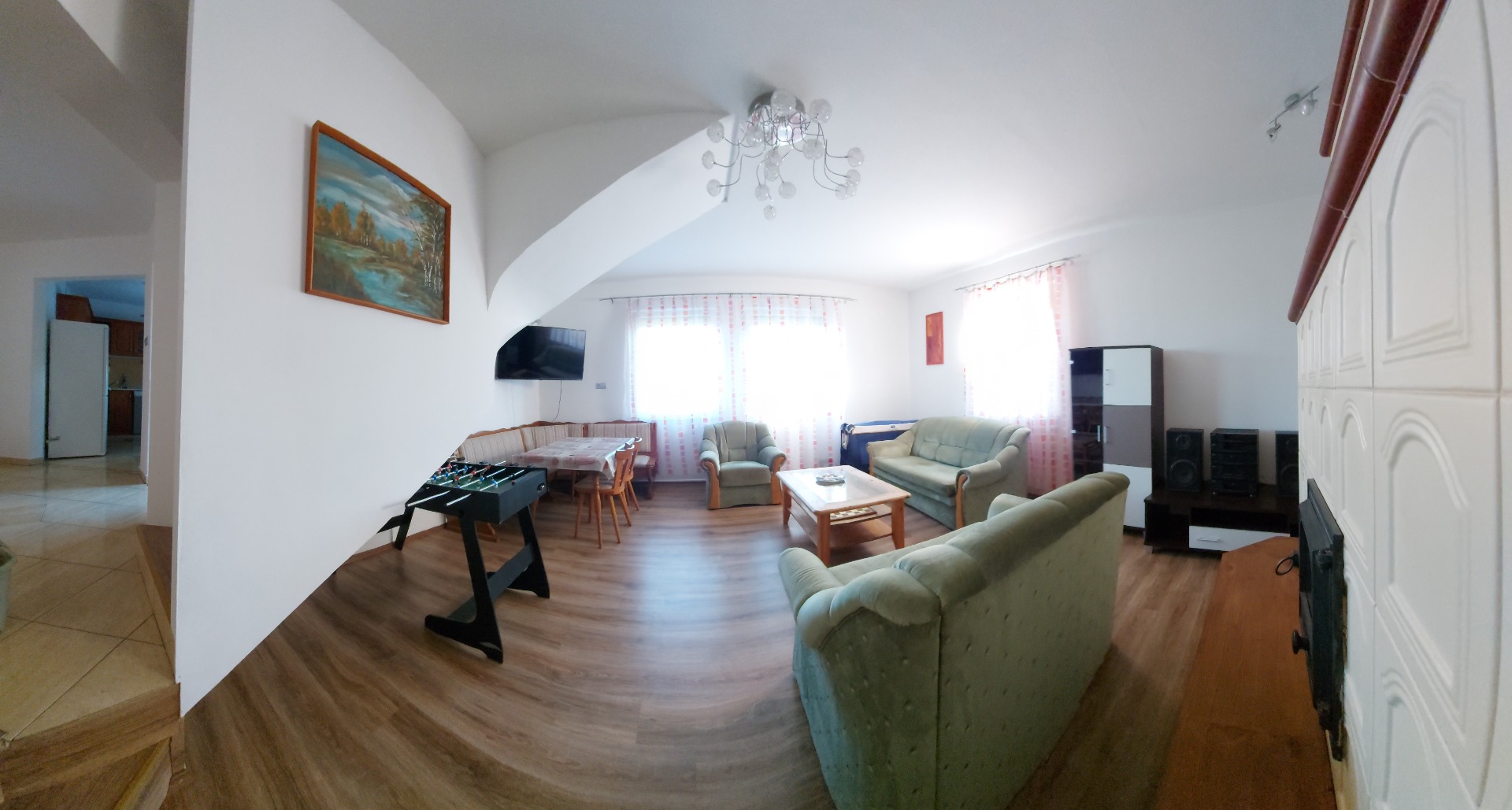 A nagy 30 m2-es nappaliszoba kényelmet nyújt az egész tàrsasàgnak együtt szórakozni, az àgyazható kanapén két fő pihenését tudjuk megoldani. 